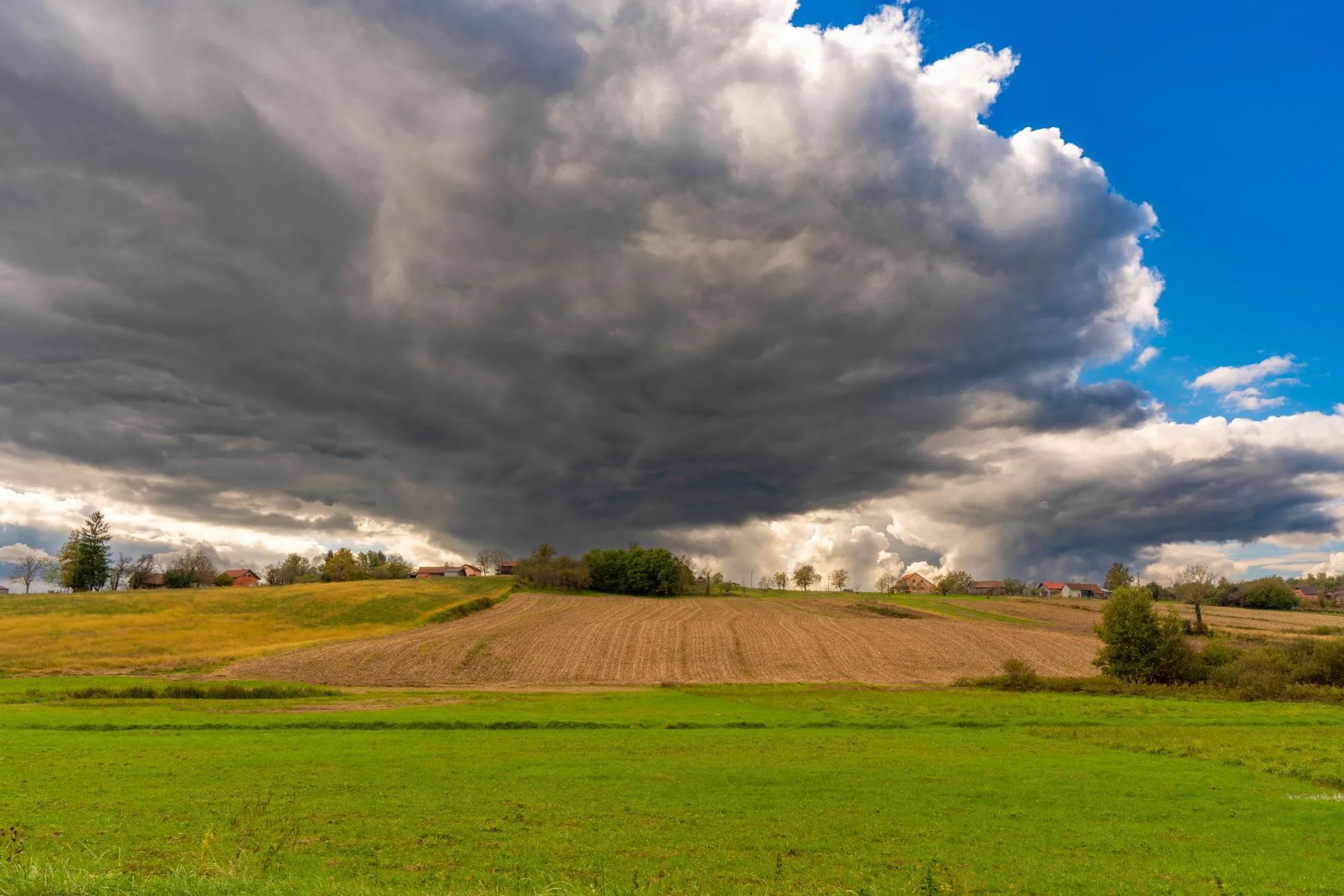 Paisaje agrícola bajo nubes de tormenta